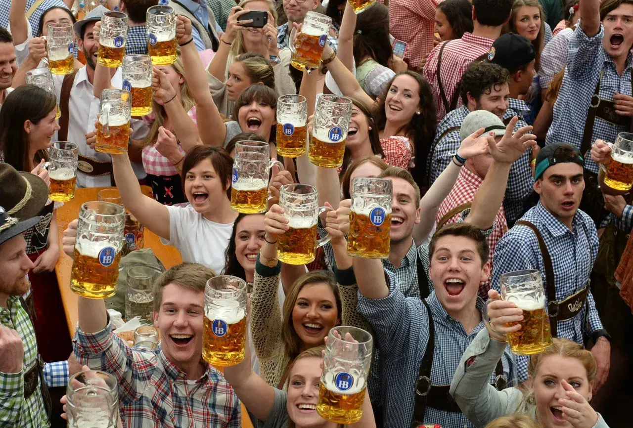 Foule joyeuse à Paris pour l'Oktoberfest, levant des chopes de bière. Ambiance festive garantie !