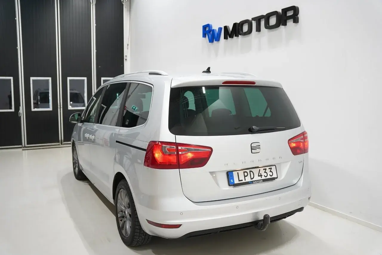 Silver Seat Alhambra, en familjebil som kan lösa många transportproblem. Registreringsskylt LPD 433.