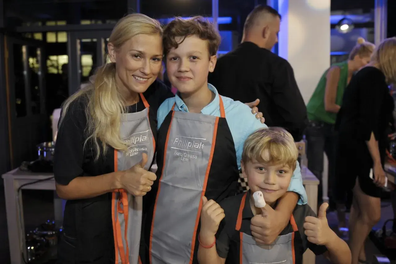 Sylwia Juszczak z synami w fartuchach, gotowi na kulinarną przygodę.