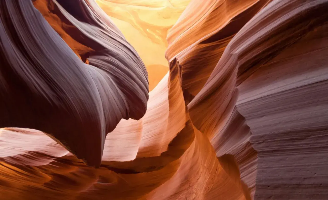 Gefaltete Sandsteinfelsen im Antelope Canyon, einem der besten Reiseziele im September weltweit.