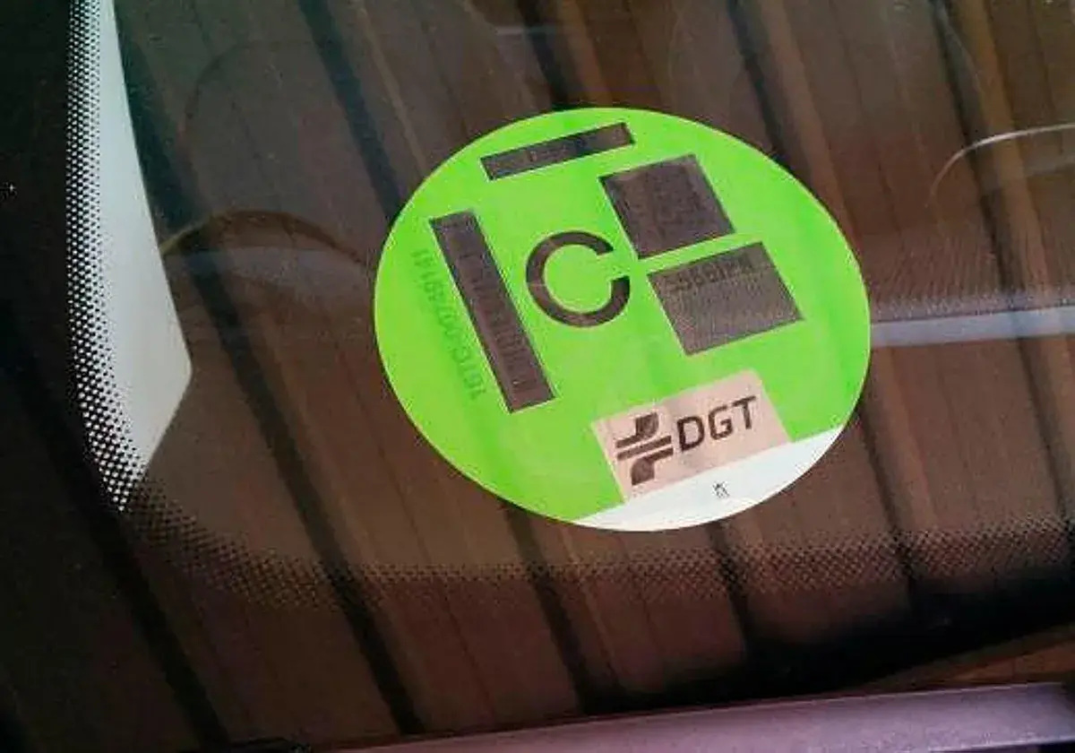 Pegatina DGT en parabrisas. La "C" indica la etiqueta ambiental de tu coche, ayudando a saber qué letra tiene tu coche.