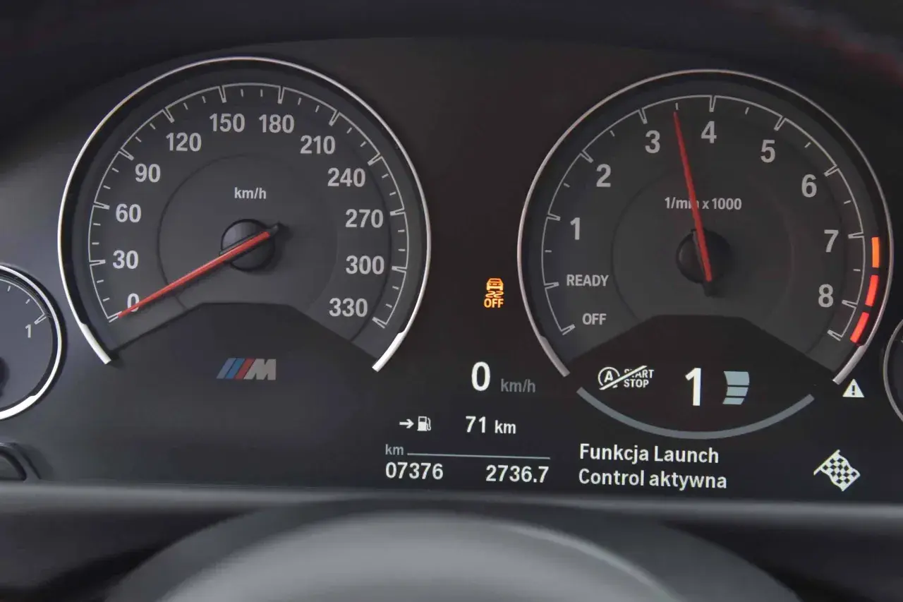 Zbliżenie na deskę rozdzielczą samochodu z włączoną funkcją Launch Control.