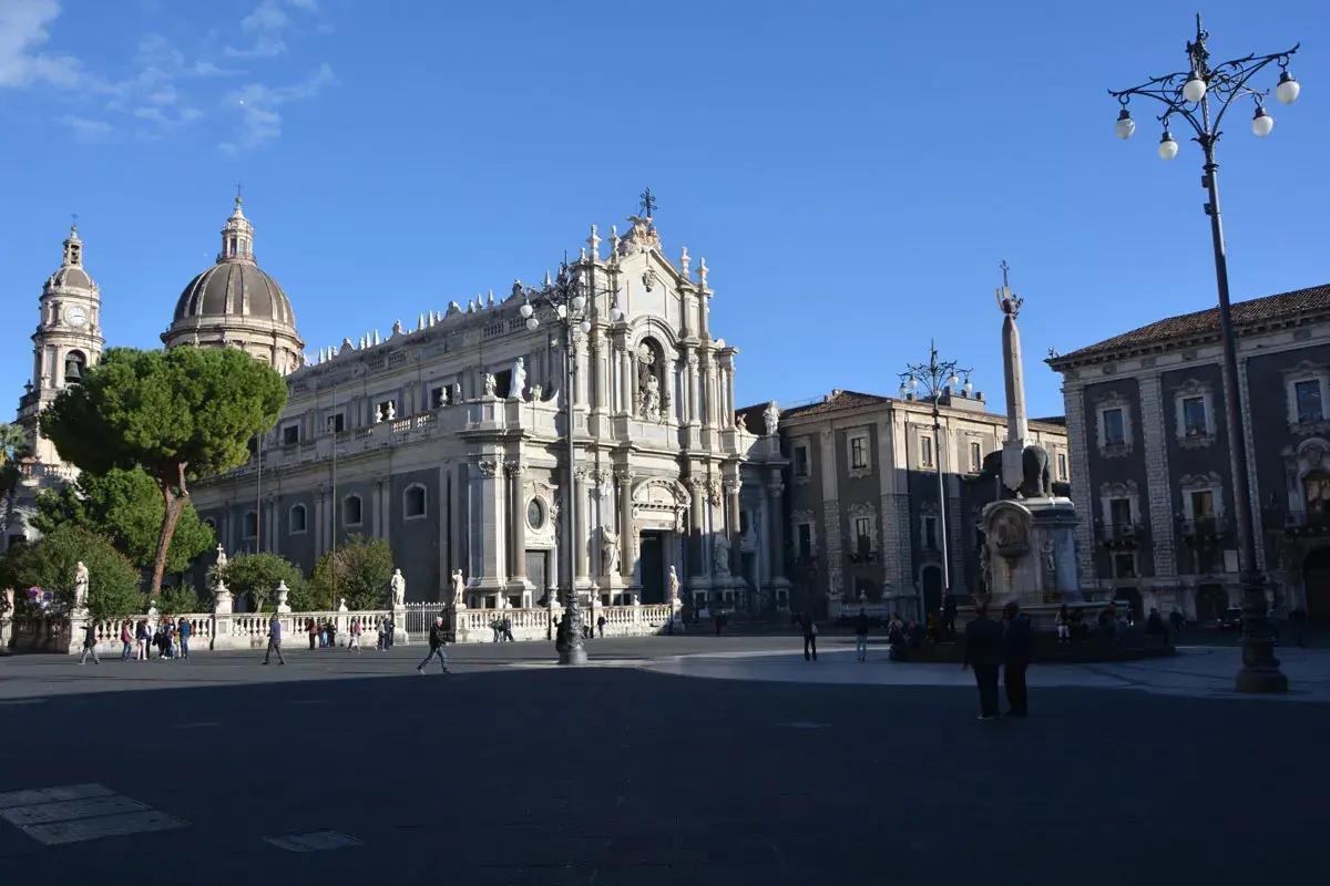 Piazza del Duomo a Catania: la cattedrale, l'elefante e l'obelisco, perfetti per scoprire cosa vedere a Catania in un giorno.