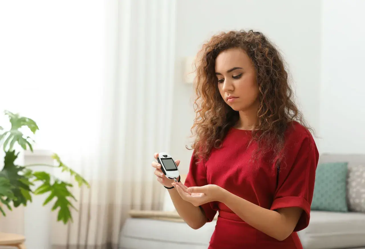 Ragazza con glucometro, forse per un palato salato o per monitorare la glicemia.