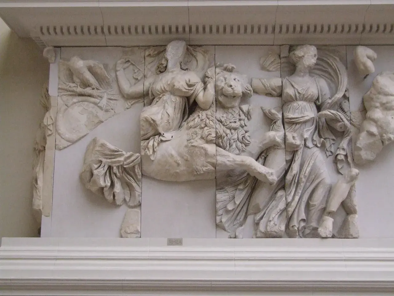 Bas-relief antique représentant Rhéa, l'épouse de Cronos, aux côtés d'un lion.
