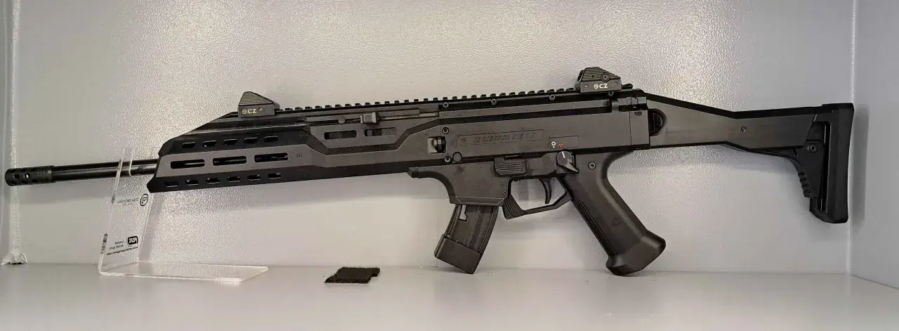 Cz Scorpion Evo 3 S1 Carbine cena. Czarny karabinek z kolimatorem na szynie Picatinny, magazynkiem i chwytem pistoletowym.