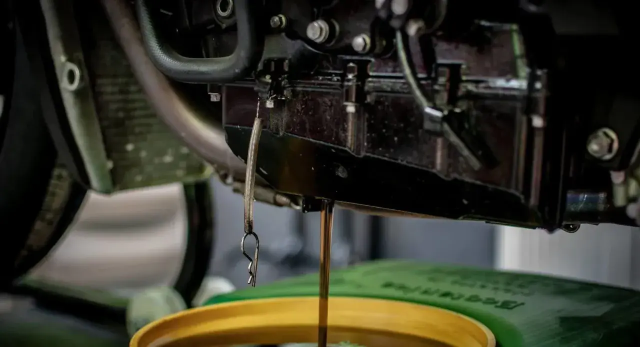 Aceite de motor fluye, mostrando su densidad. Un cambio de aceite es crucial para el buen funcionamiento.