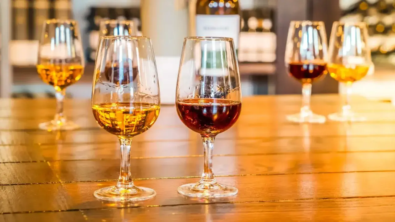 Degustacja win wzmacnianych: Porto i Sherry. Różnica między nimi i ich rodzaje widoczne w kieliszkach.