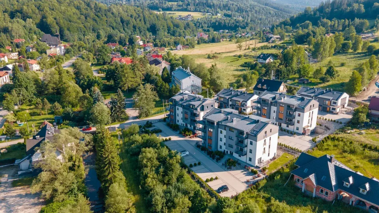 Nowoczesne apartamenty w malowniczym uzdrowisku w Beskidzie Śląskim, otoczone zielenią i górami.