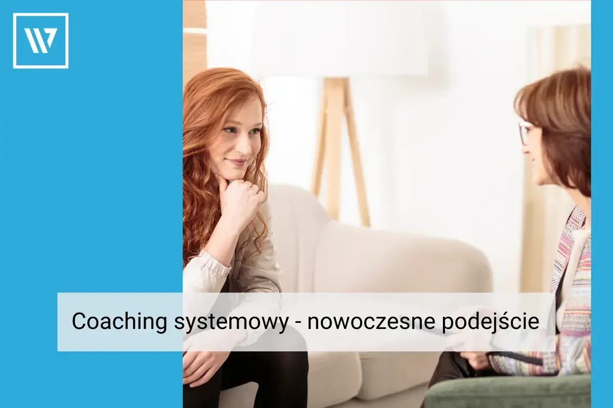 Kobieta z rudymi włosami słucha uważnie podczas sesji. Coaching systemowy pomaga odkryć nowe perspektywy.