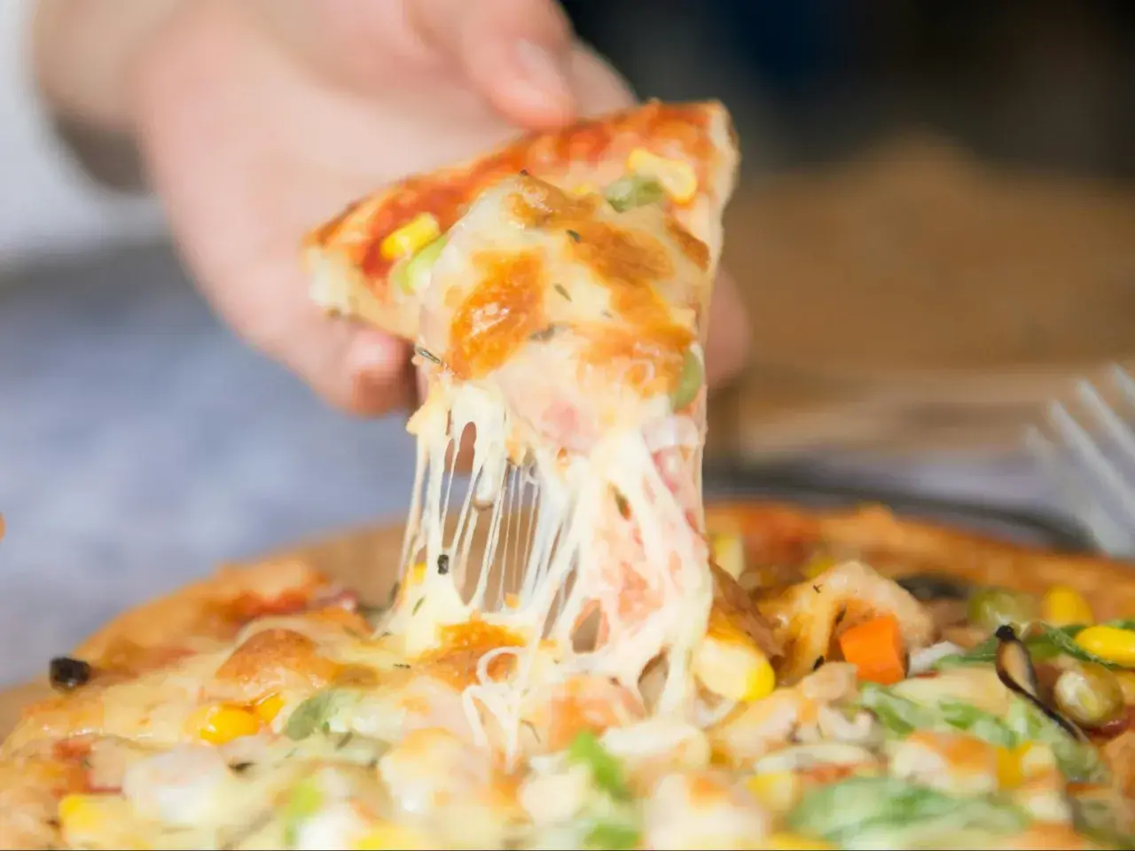 Jak odgrzać pizzę w mikrofali bez gumowatego ciasta i smaku