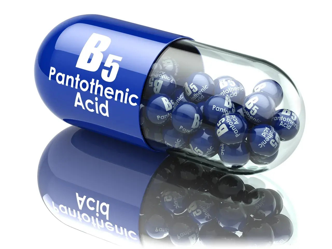 Niebieska kapsułka z napisem "B5 Pantothenic Acid" zawiera małe kuleczki z tym samym oznaczeniem. Witamina B5 w pigułce.