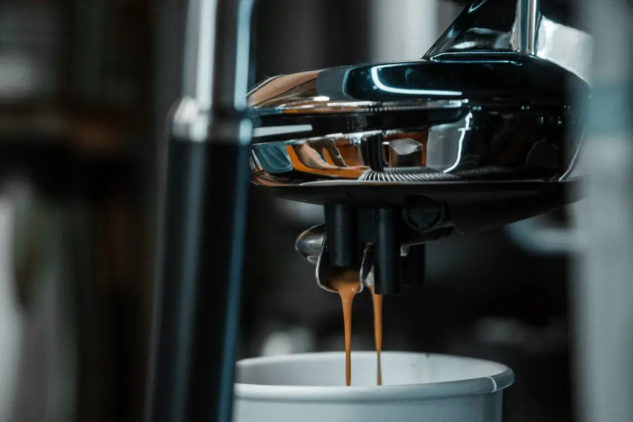 Kawa z ekspresu DeLonghi kapie do filiżanki. Czyżby to był ten dziwny smak kawy z ekspresu DeLonghi, który ostatnio czuć?