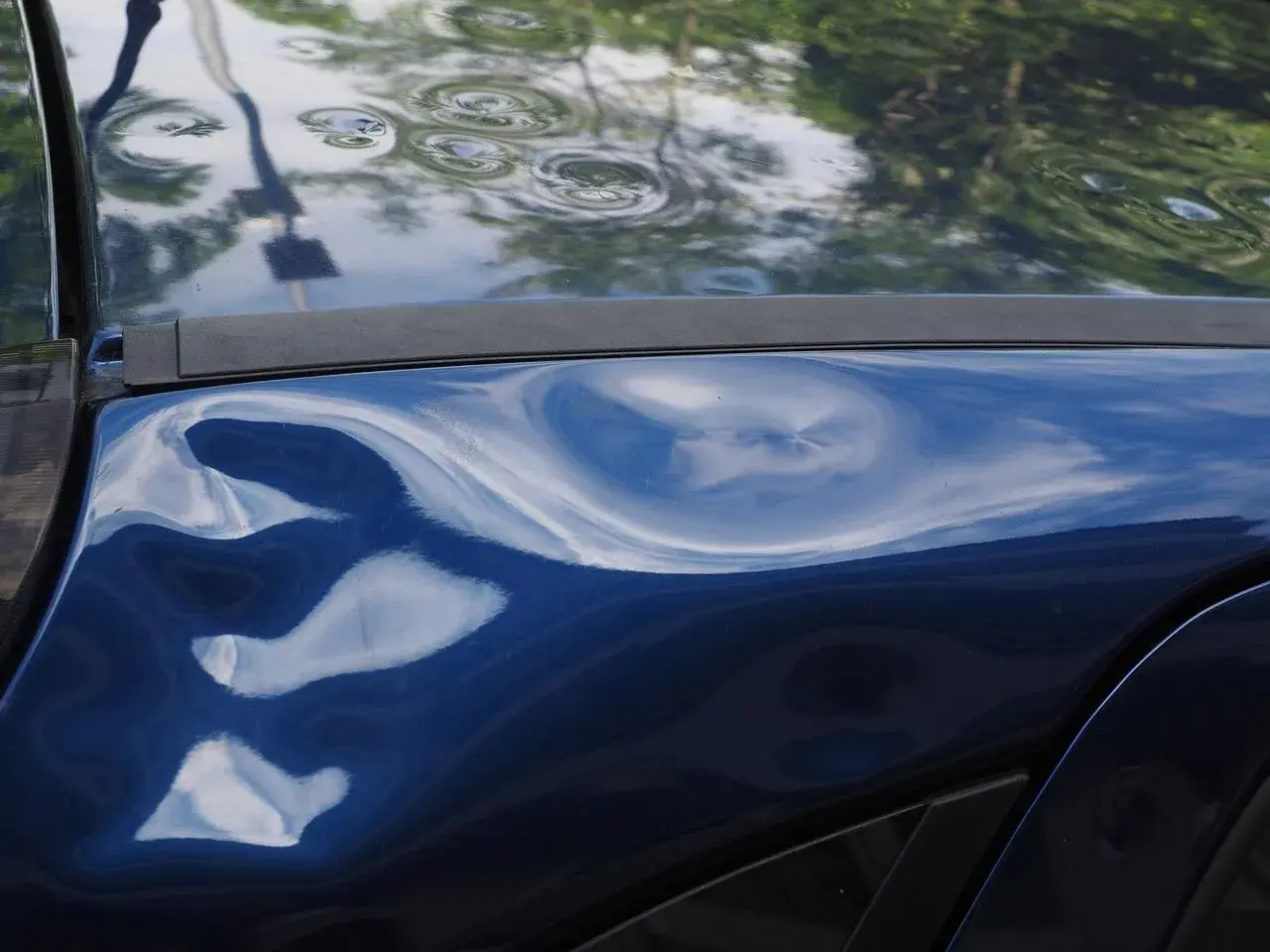 La mia auto blu parcheggiata è stata tamponata. Ci sono diverse ammaccature evidenti sulla carrozzeria, tra cui una grande e profonda. Ho la targa.