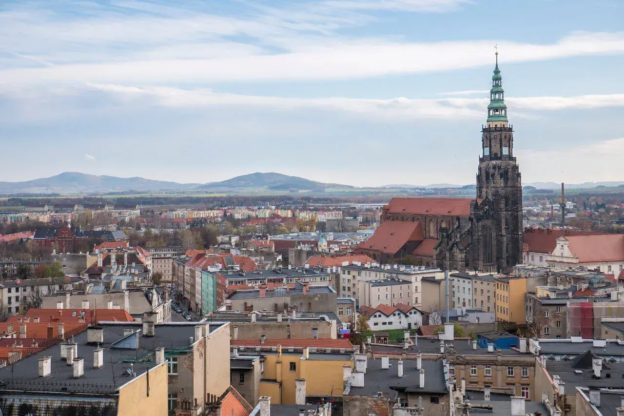 Widok na Świdnicę z górującą nad miastem katedrą. W oddali widać góry. To jedne z głównych świdnickich atrakcji.
