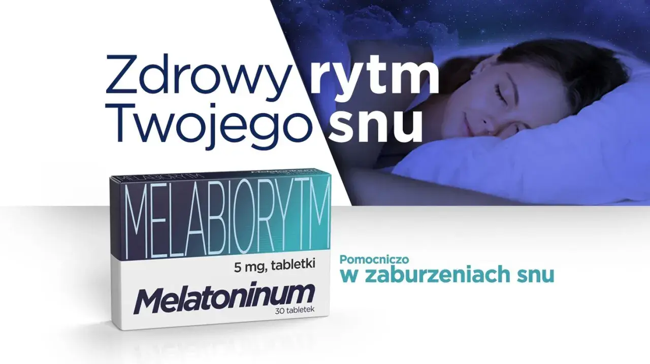 Opakowanie Melatoninum wspiera zdrowy rytm snu. Kobieta śpi spokojnie pod nocnym niebem.