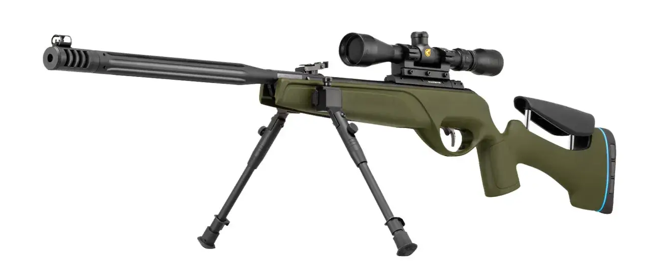 Carabine verte avec lunette, bipied et crosse réglable, prête pour la chasse et le tir de précision.