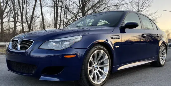 BMW M5 z silnikiem V10 - ikona osiągów i innowacji w motoryzacji