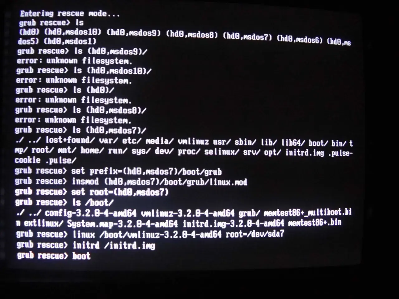 Pantalla de texto con comandos de GRUB en modo de rescate, intentando solucionar un problema de arranque.