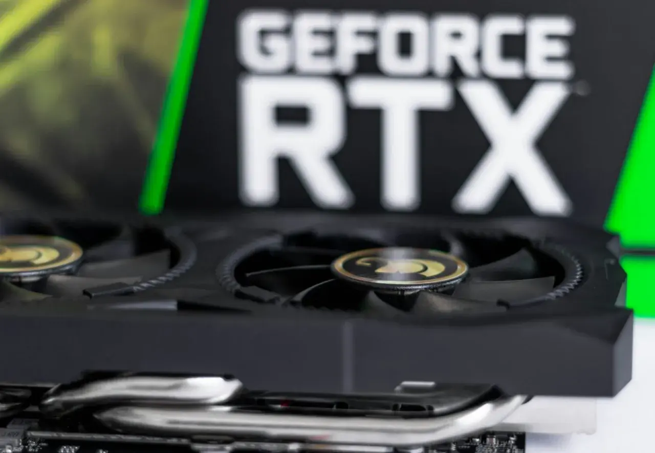 Karta graficzna GeForce RTX, kluczowy element w rankingu kart graficznych w grach, z widocznymi wentylatorami i logo.