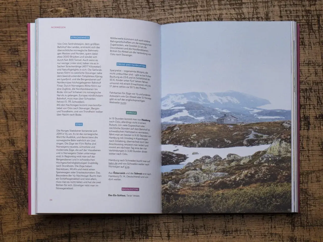 Ein kleines Haus in der norwegischen Berglandschaft, Schnee und Felsen. Ein Zug durch Europa ist hier eine Reise wert.