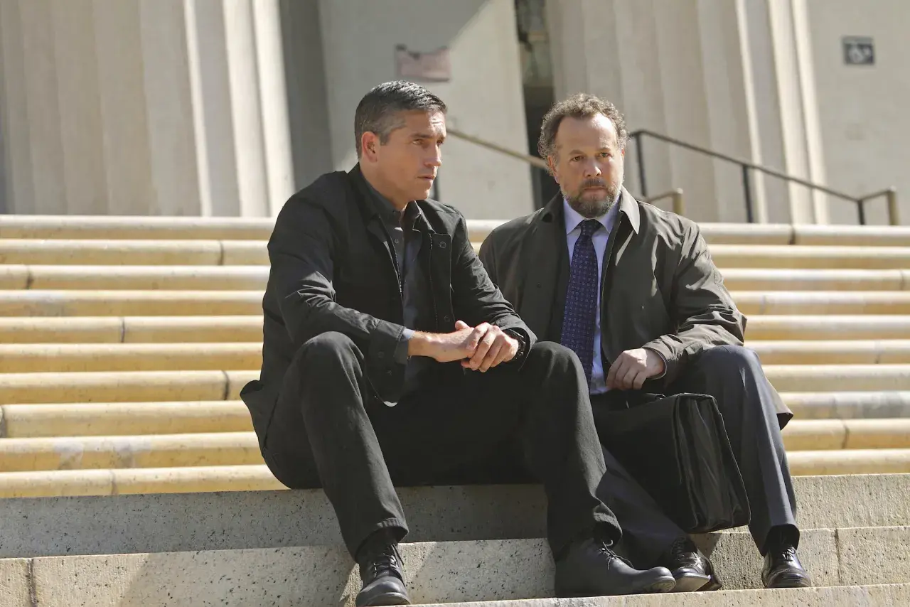 John Reese och Harold Finch från rollistan i Person of Interest sitter på trappsteg.