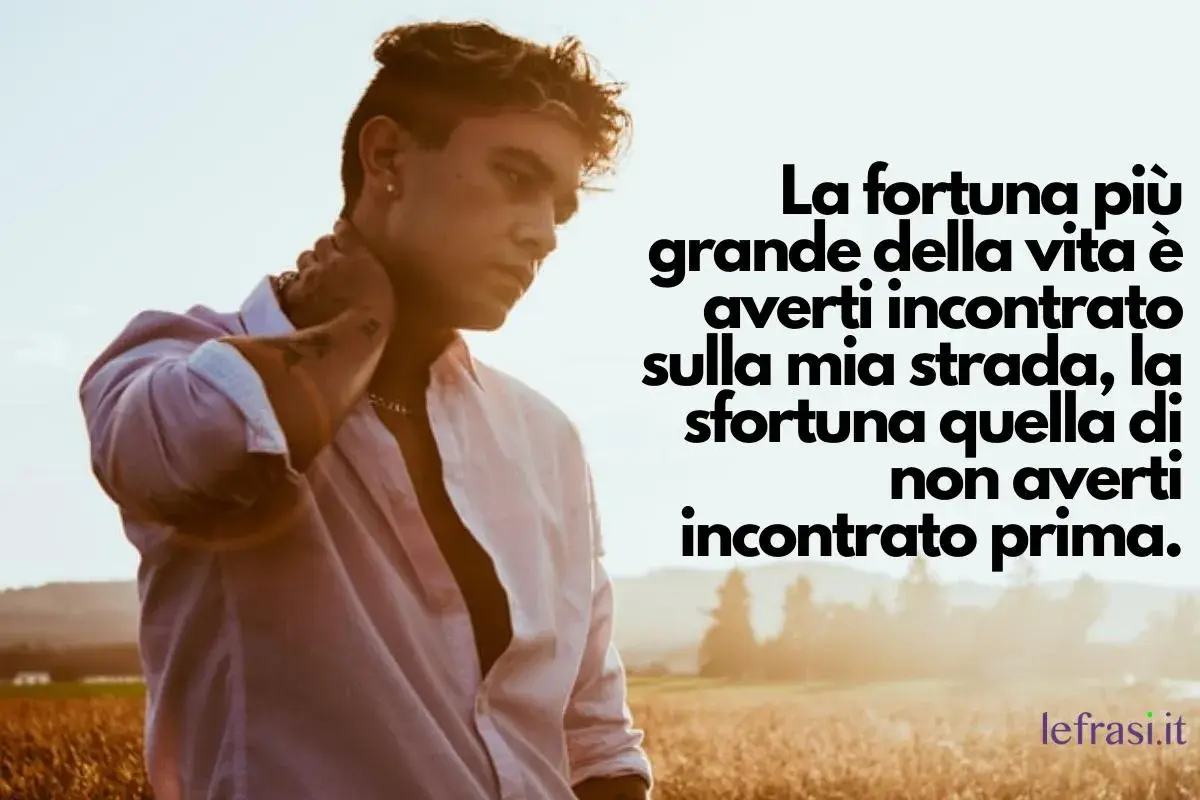 Un ragazzo con una camicia rosa, con una frase che dice cosa scrivere al proprio ragazzo: "La fortuna più grande della vita è averti incontrato sulla mia strada".