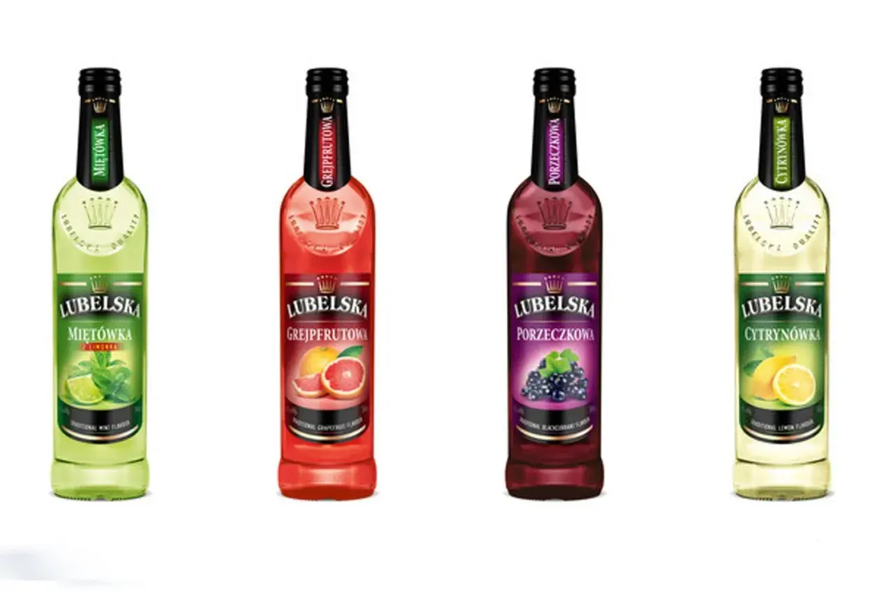 Cztery butelki lubelskiej smakowej: miętowa, grejpfrutowa, porzeczkowa i cytrynowa.