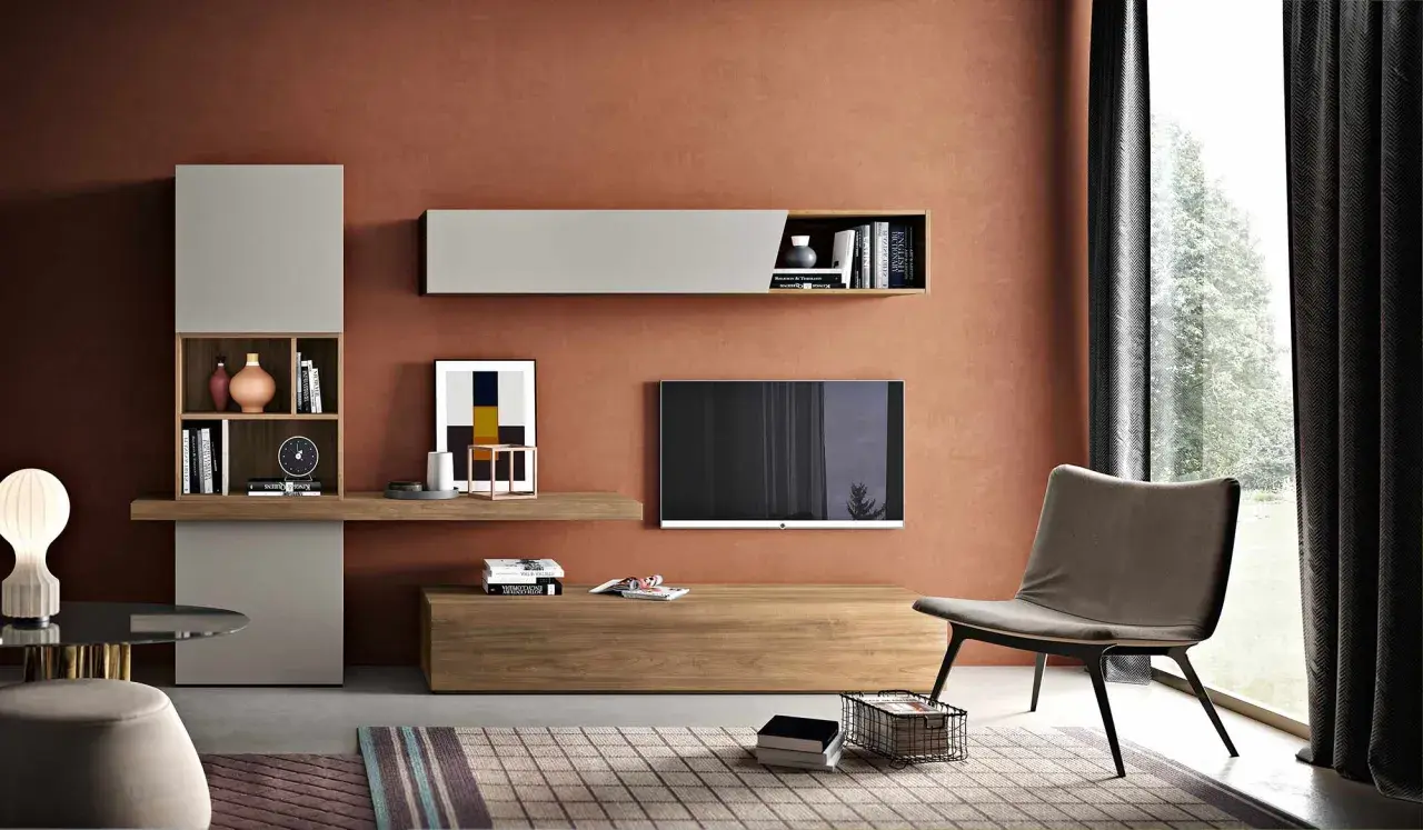 Tavola abbinamento colori: soggiorno moderno con mobili grigi e legno, parete color terracotta, poltrona antracite.