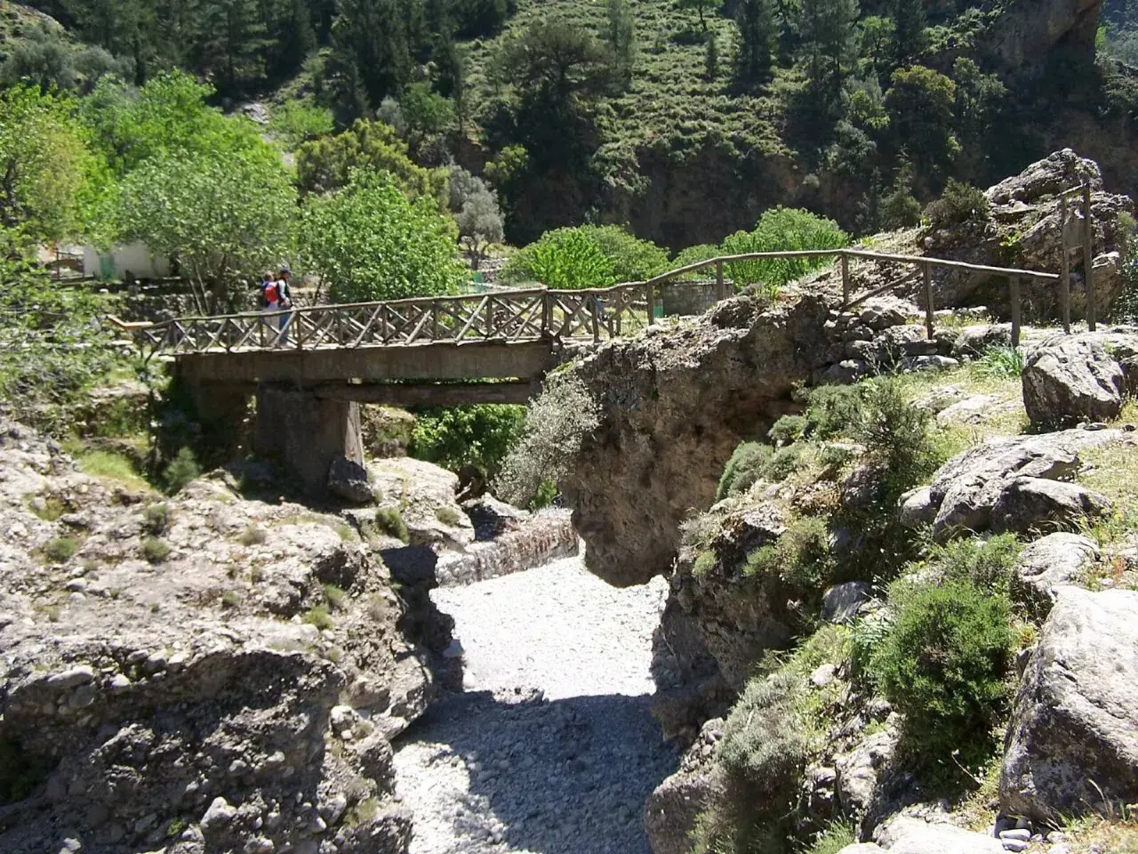 Holzbrücke überspannt die Samaria Schlucht, Wanderer überqueren sie.