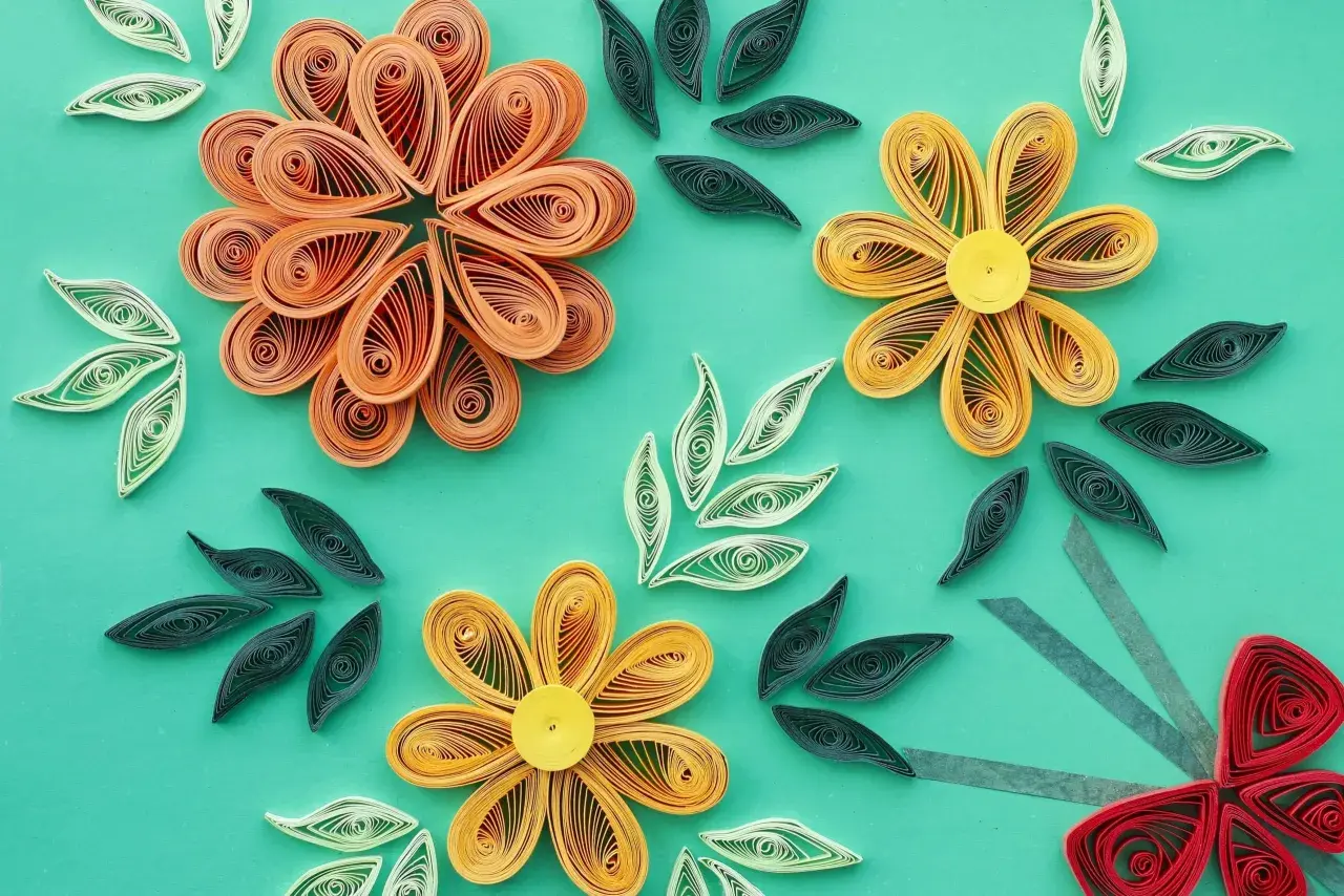 Kwiaty z papieru wykonane techniką quilling krok po kroku. Delikatne ozdoby z papierowych pasków tworzą barwne kompozycje.
