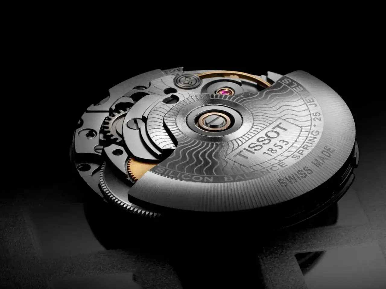 Mecanismo de reloj Tissot con el calibre Powermatic 80, mostrando engranajes y detalles grabados.