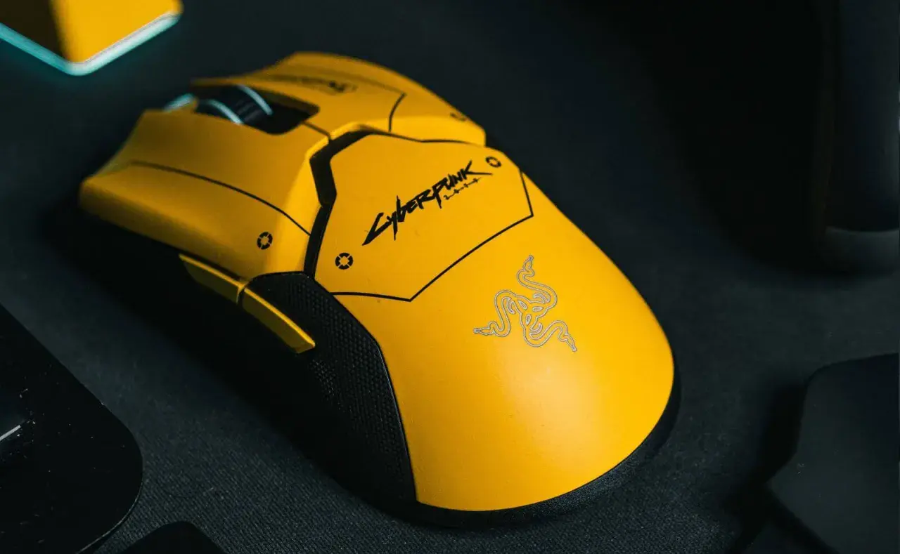 Żółta myszka gamingowa z logo Cyberpunk 2077 i wężem Razer. Idealna do rankingu myszek gamingowych.
