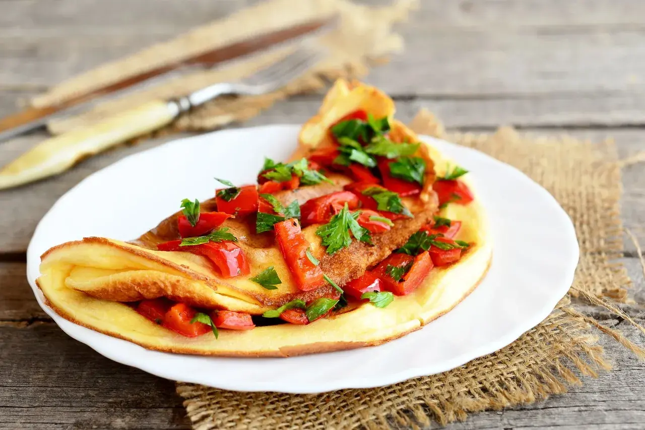 Omlet z papryką i natką pietruszki, idealny do diety niskowęglowodanowej. Przepisy na zdrowe śniadania.