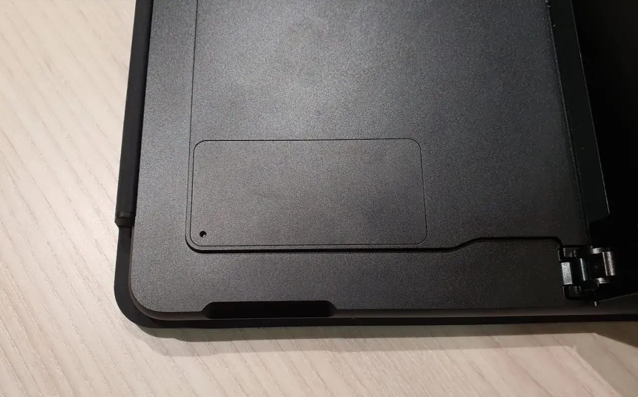 Nahaufnahme des Surface-Geräts, bereit für den surface festplatte tauschen. Die Klappe ist sichtbar.