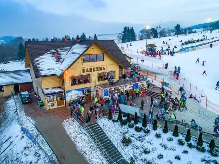 Jaką nazwę nosi centrum narciarskie na Mazurach? Odkryj Kurza Góra