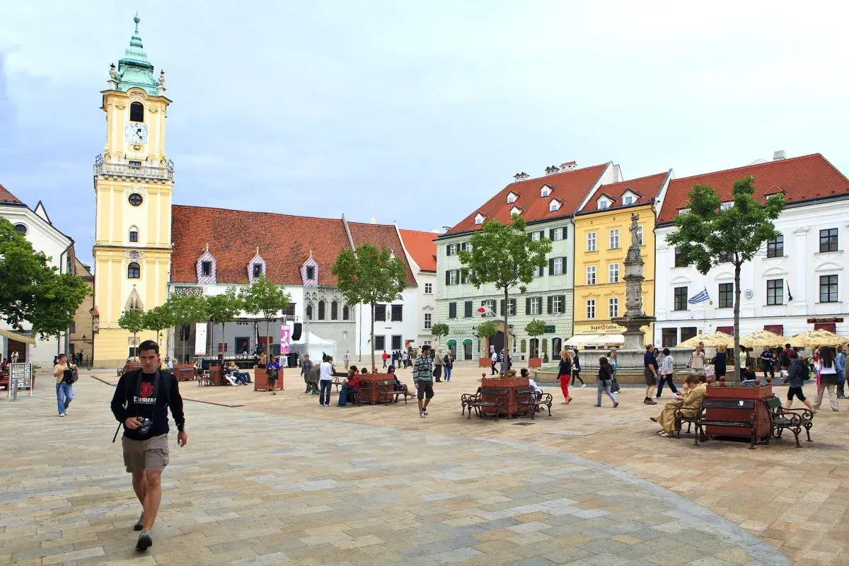 Rynek w Bratysławie, gdzie bratysława liczba ludności jest widoczna w tłumie turystów i mieszkańców spacerujących po brukowanym placu.