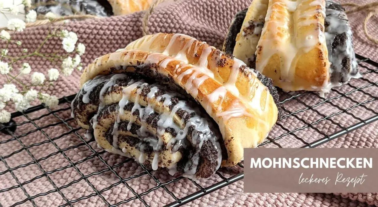 Mohnschnecken mit Zuckerguss auf einem Gitter, ein leckeres Rezept für süße Momente.