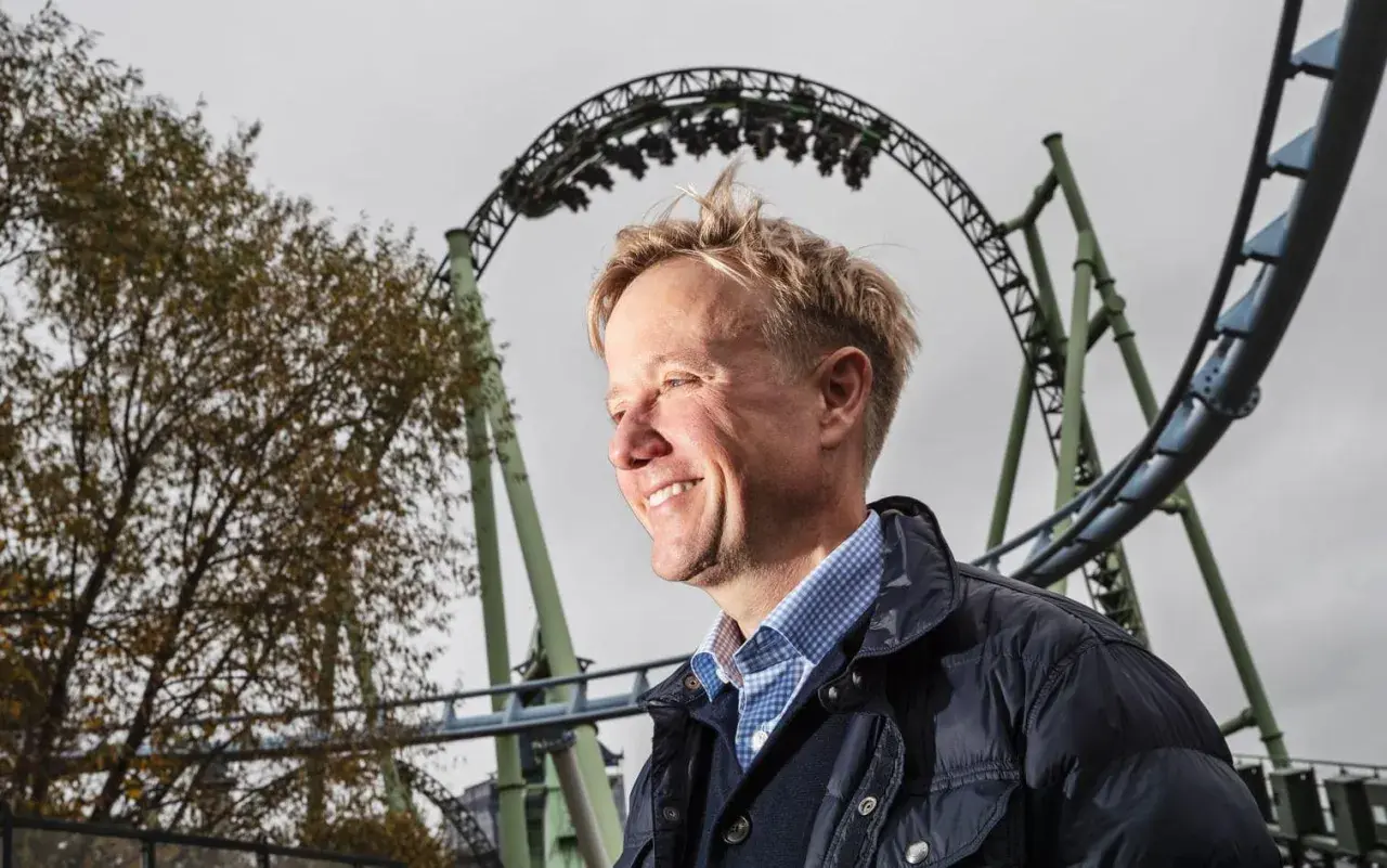 Liseberg vd ler med berg-och-dalbana i bakgrunden.