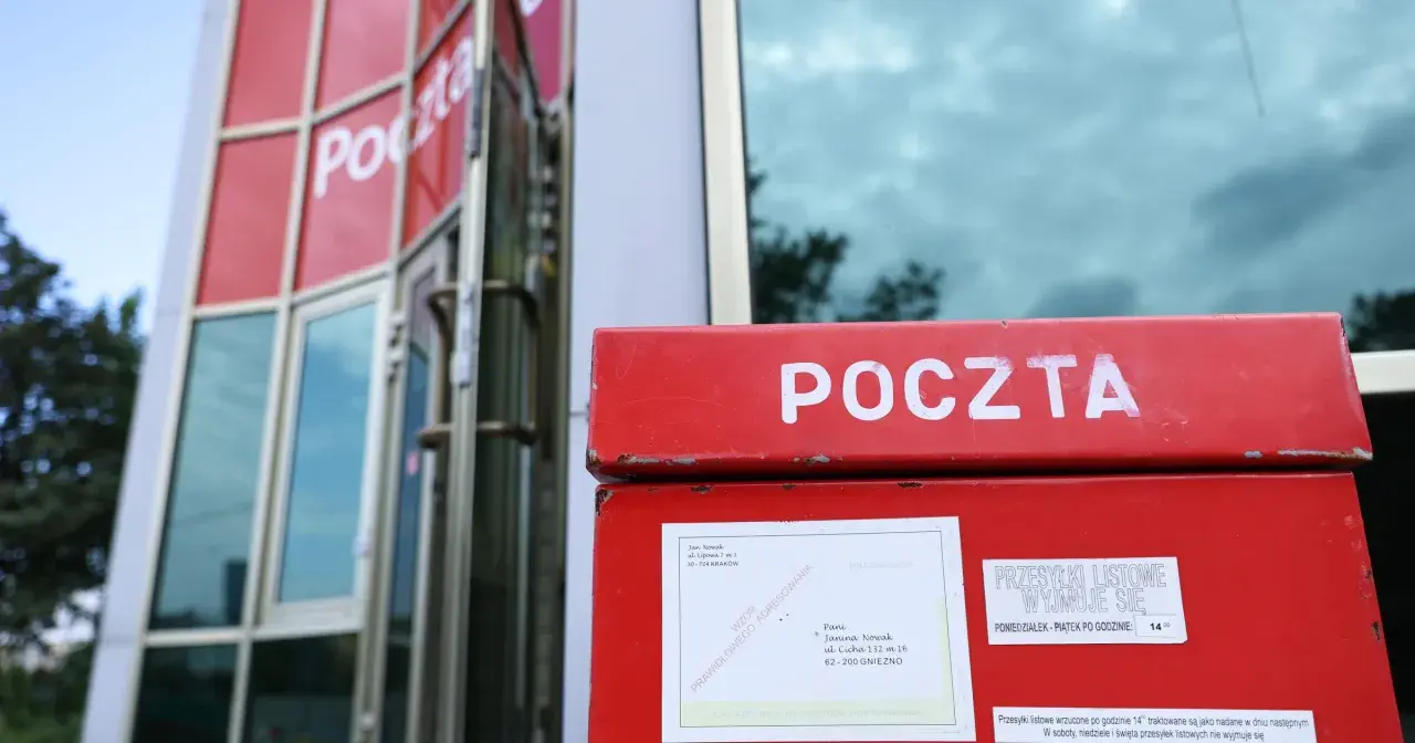 Czerwona skrzynka pocztowa z napisem "POCZTA". Obok niej informacja, ile listów poleconych czeka na poczcie do odbioru.