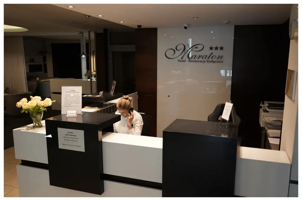 Hotel dla niepełnoletnich: Jak zarezerwować i uniknąć odmowy?