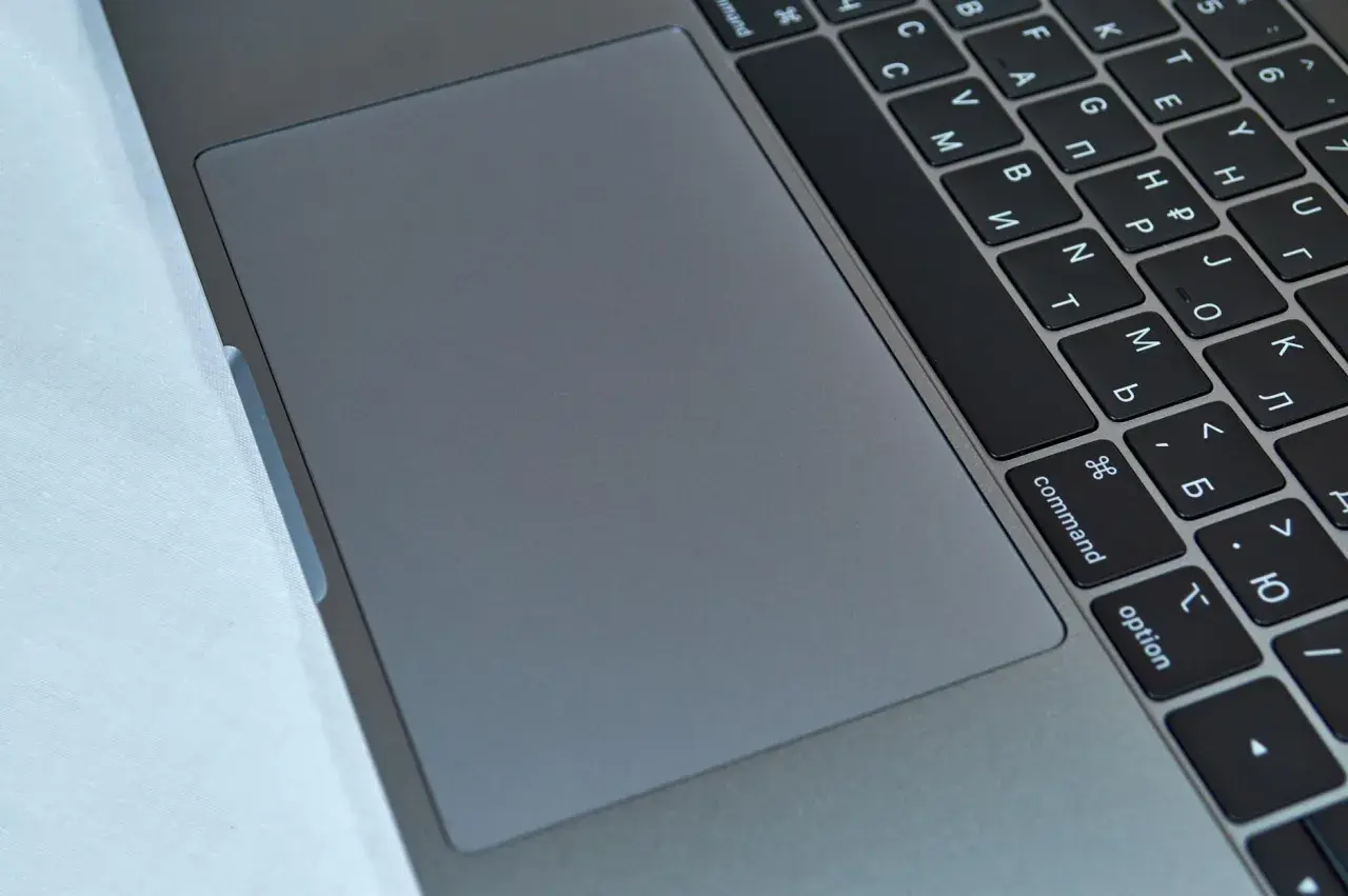Klawiatura laptopa z szarym touchpadem. Klawisz "command" obok "option" czeka na naciśnięcie, by ctrl f co robić.