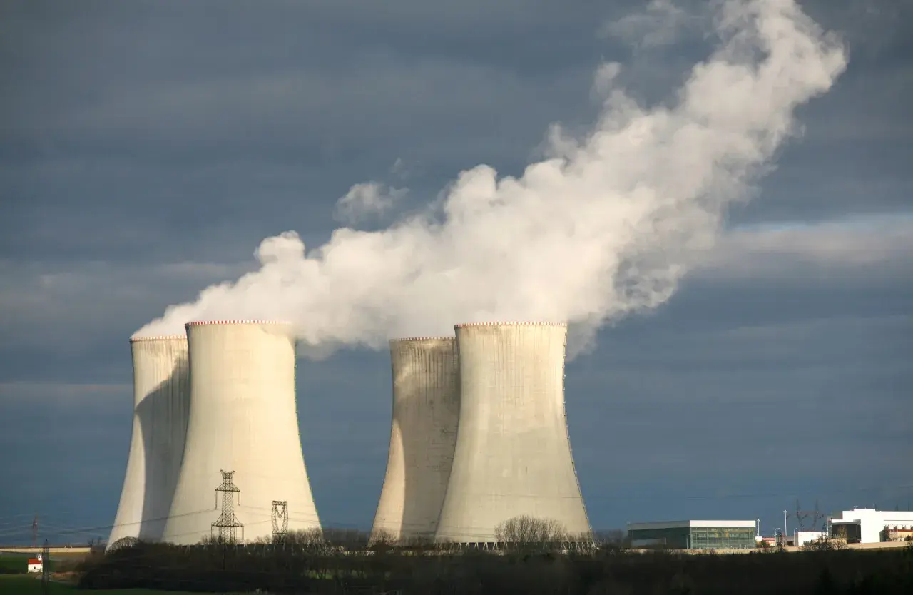 Francja: 18 elektrowni atomowych. Jak atom napędza ten kraj?