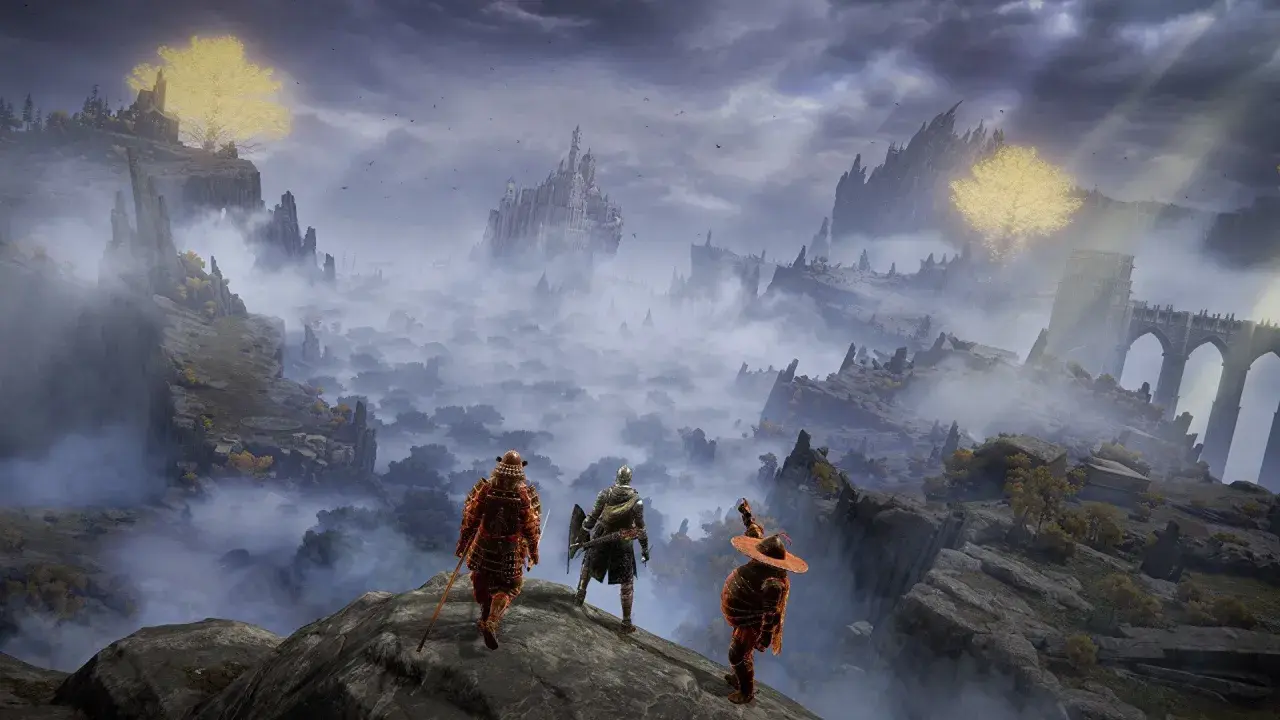 Trzech graczy Elden Ring multiplayer na skale, patrzących na mglisty krajobraz z zamkiem w oddali.