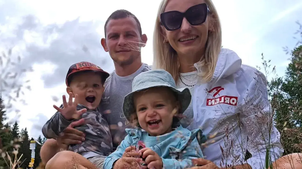 Celestyna Grzybiła z mężem i dziećmi cieszą się wspólnym, radosnym momentem na łonie natury.