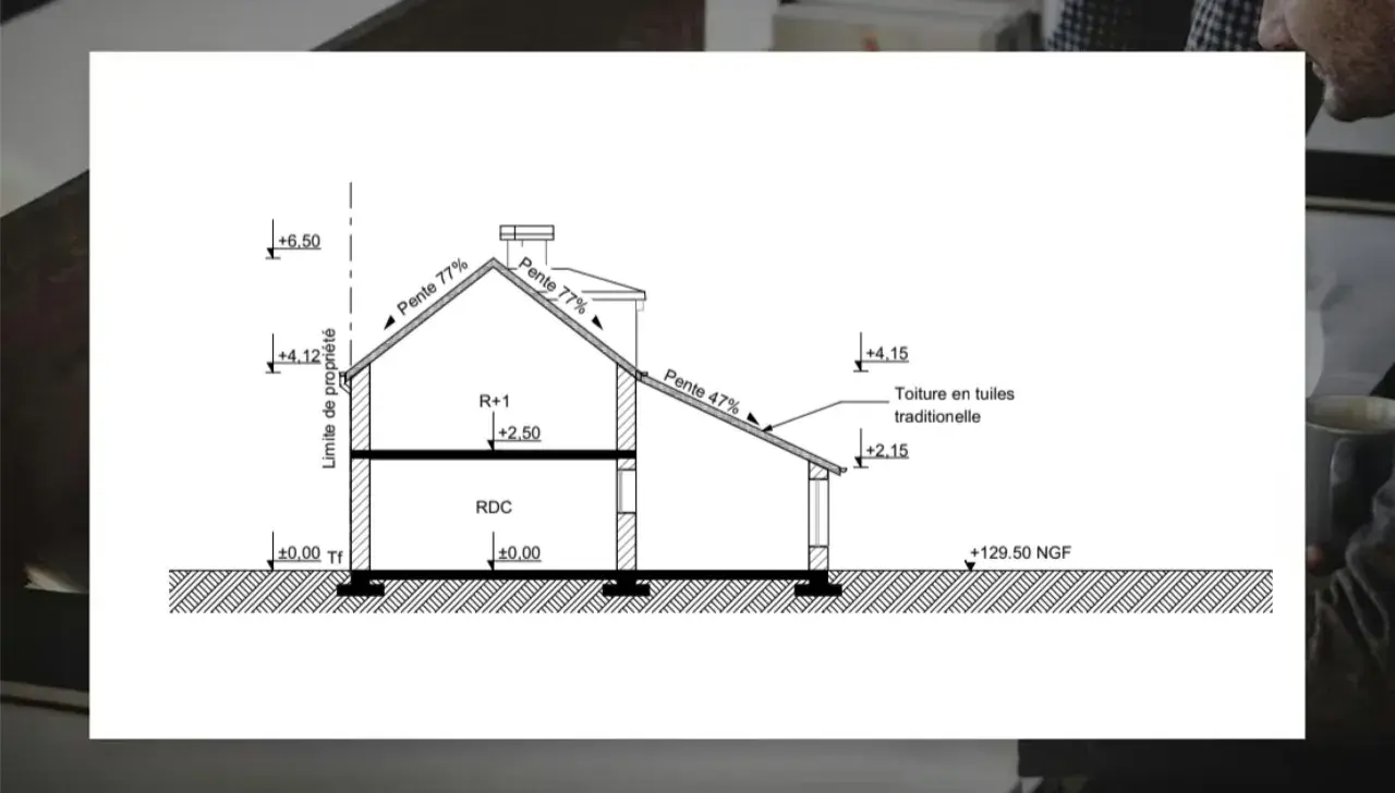 Coupe technique d'une maison, détaillant les pentes de toit et les niveaux, utile pour un permis d'aménager et permis de construire.