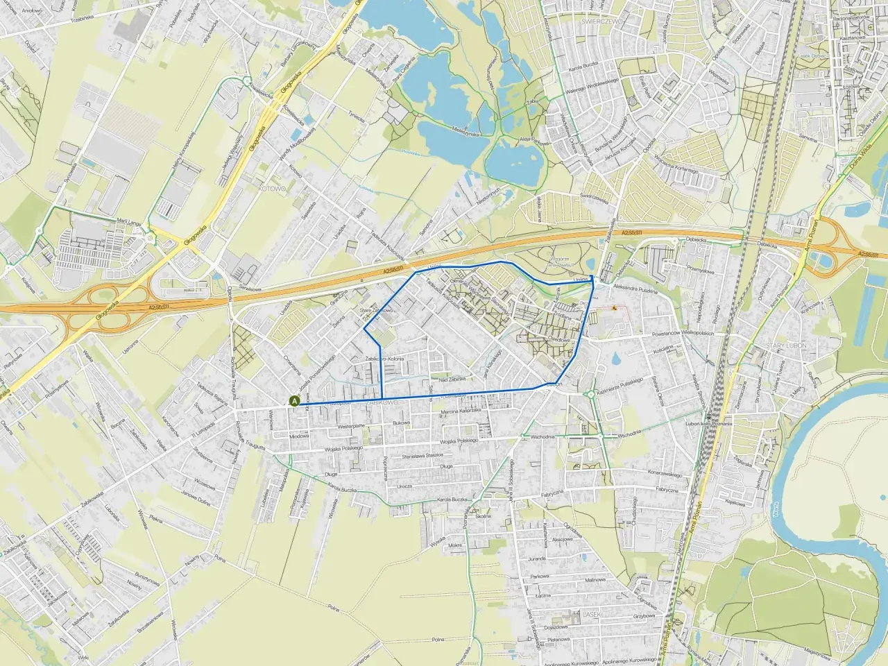 Mapa Poznania z zaznaczoną trasą spacerową, widoczne ulice, parki i jezioro.