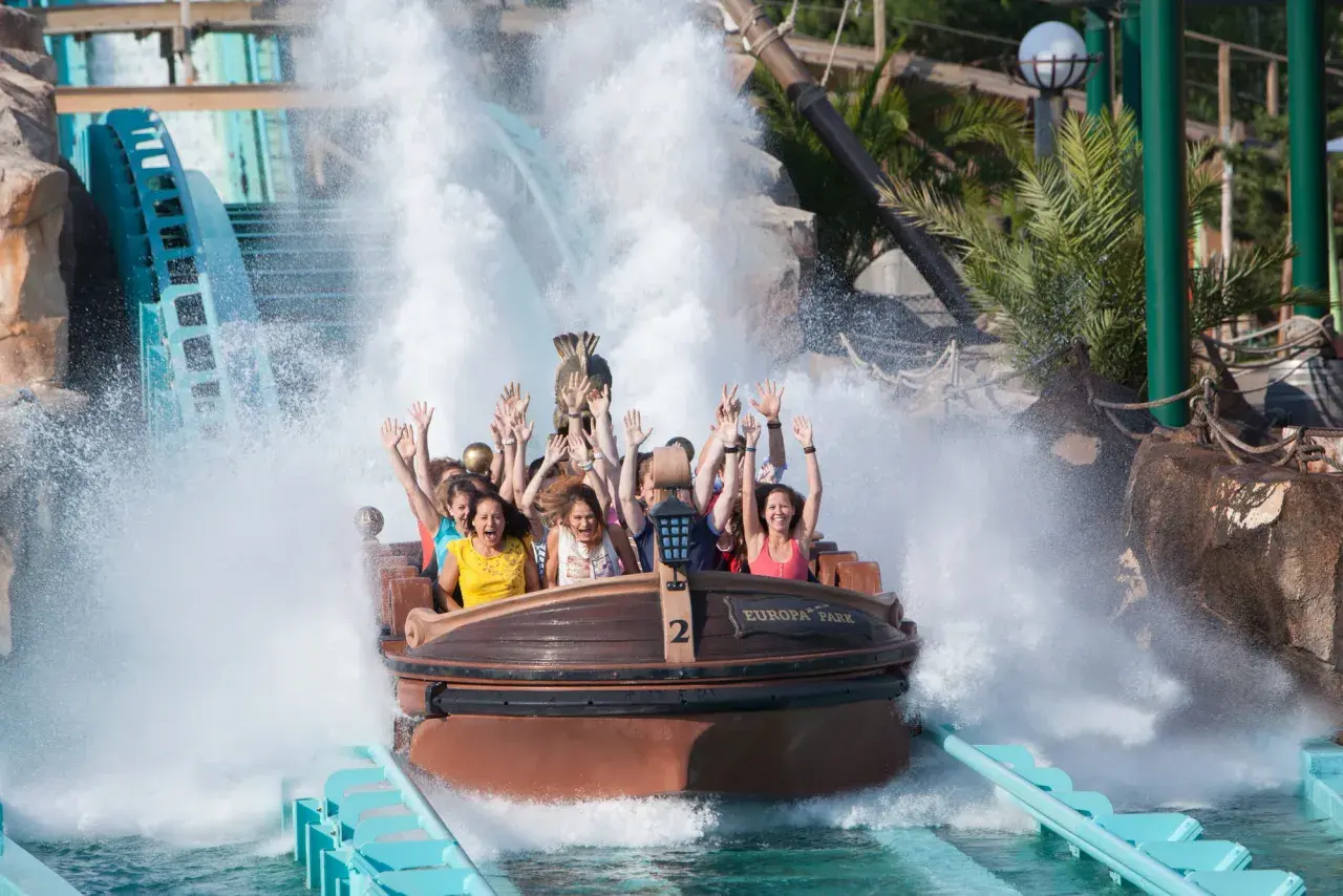 Bootsfahrt mit spritzendem Wasser und jubelnden Menschen im Europa-Park.