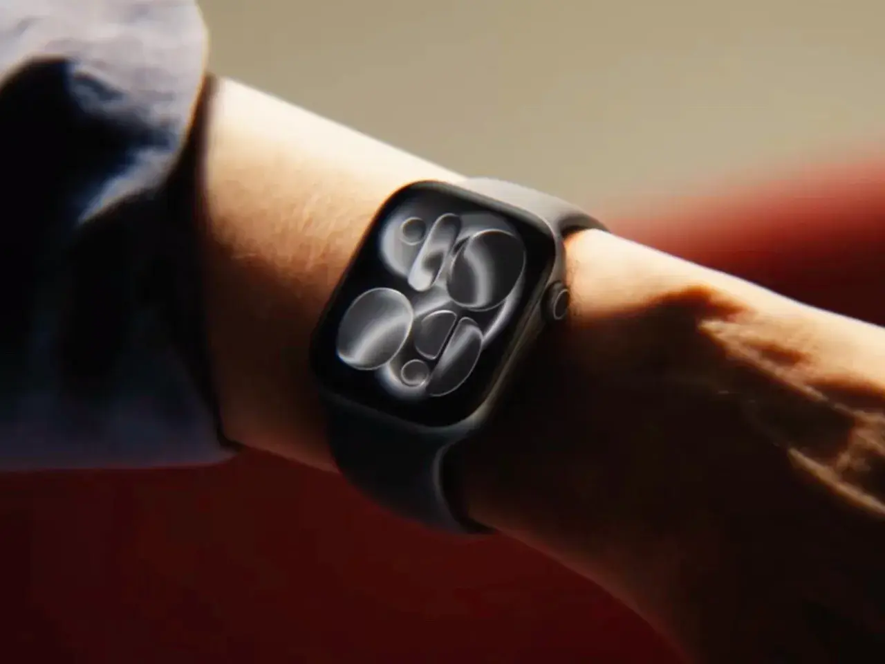 Czy Apple Watch mierzy ciśnienie? Na nadgarstku widać nowoczesny zegarek z ciemną tarczą, który może monitorować Twoje zdrowie.