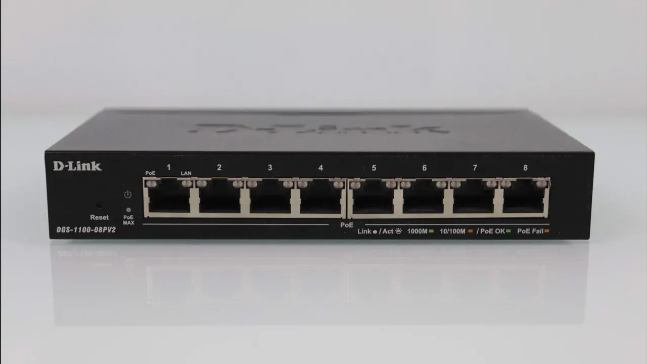 Switch D-Link de 8 puertos con PoE, ideal para conectar dispositivos de red y alimentar cámaras IP o teléfonos.